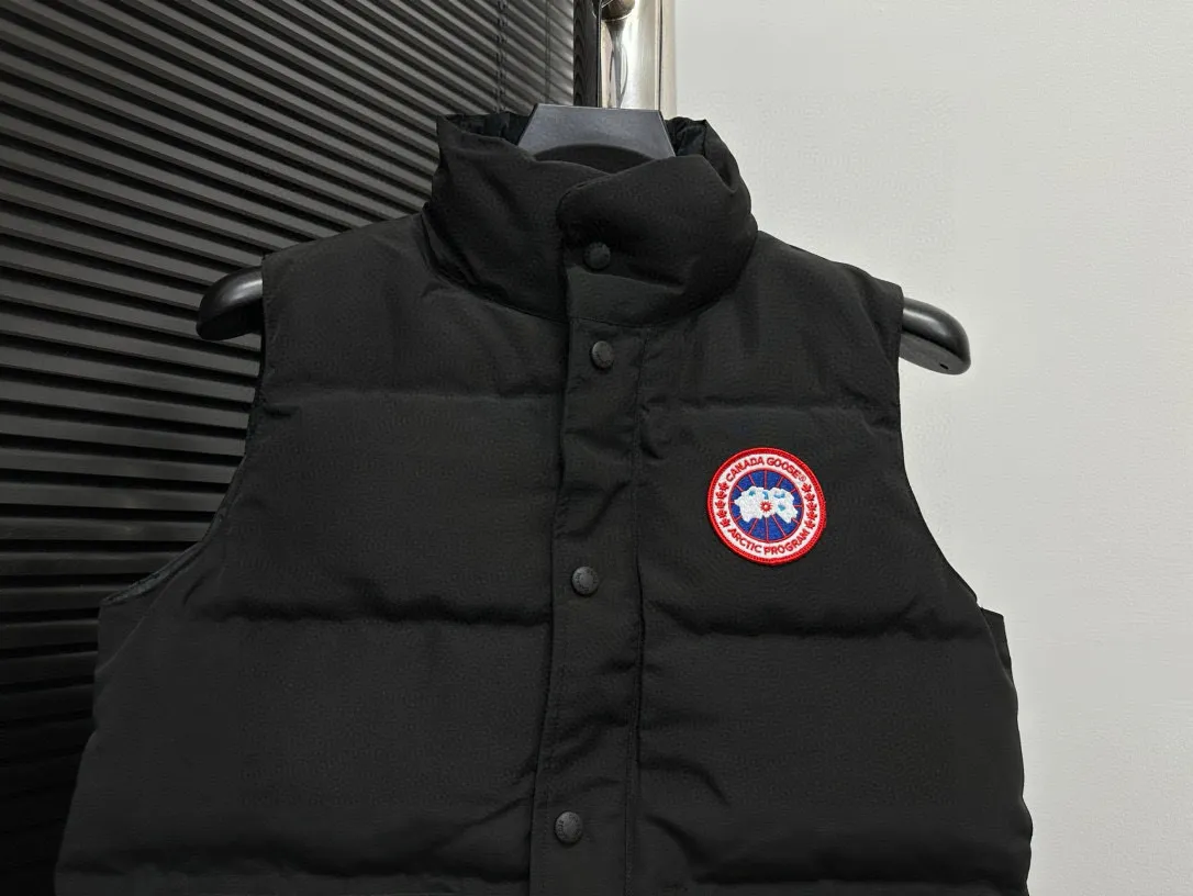 P360 [Canada Goose] Canada Goose #Freestyle Crew 4154M Men’s and Women’s Vest Down# ➖ Imported Behringer embroidery machine with customized 10,000-needle embroidery logo! ➖ Imported 21-count polyester-cotton blended original fabric, using Feather-Light 10D waterproof coating fabric, made of 84.5% polyester fiber and 15.5% cotton, 100% the best feel in the entire network! ➖ The genuine official website uses the national standard 80 white duck down, and will never be misled by false claims such as 90 down or goose down! ➖ 100% nylon nylon lining with double double-layer sealing design to prevent velvet from running away. Top-grade polar fleece is used in the collar and pockets to keep warm and comfortable! ➖ Yoshida YKK provides original custom-made electroplated sliders. YKK two-way lockable zippers are tight and smooth and will not peel off paint! ➖ 3M composite original Velcro is durable, and all accessories and hardware are disassembled and customized! ⛔No slander, no exaggeration, no need for too much copywriting, because it is focused, it is professional!  SIZE: XS S M L XL XXL